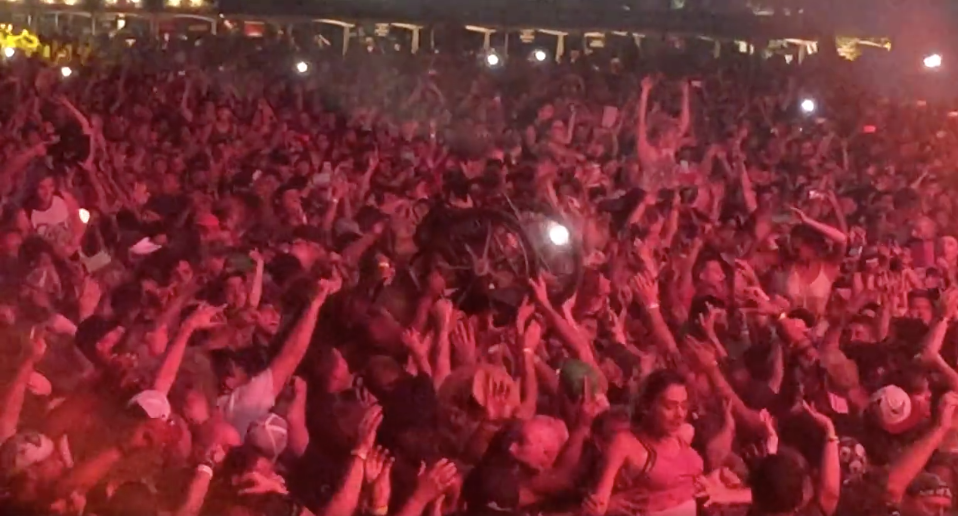 crazy-crowd-surfing-at-rockville-def-leppard